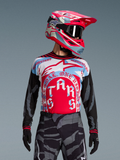 Jersey Techstar Beast Coast Edición Limitada, rojo y azul con mangas de camuflaje, diseño deportivo de alto rendimiento.