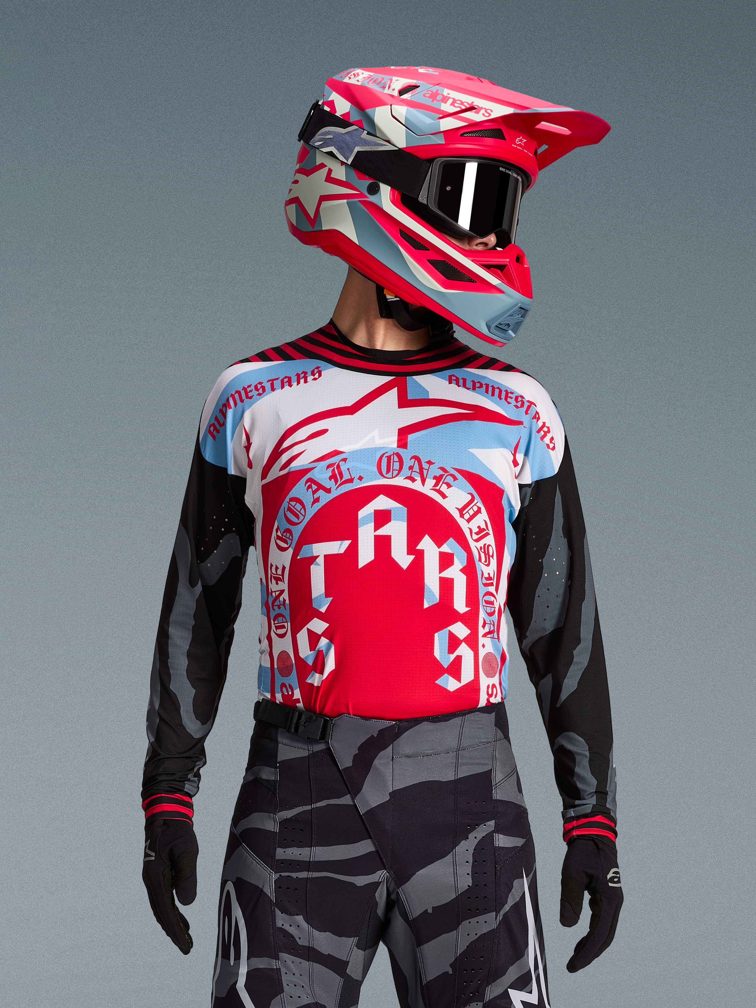 Jersey Techstar Beast Coast Edición Limitada, rojo y azul con mangas de camuflaje, diseño deportivo de alto rendimiento.