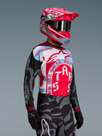 Jersey Techstar Beast Coast Edición Limitada, diseño gráfico en rojo y azul, con casco de motocross y gafas.