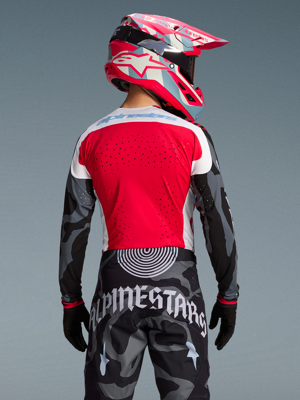 Jersey Techstar Beast Coast Edición Limitada, espalda roja perforada y mangas de camuflaje con casco a juego.