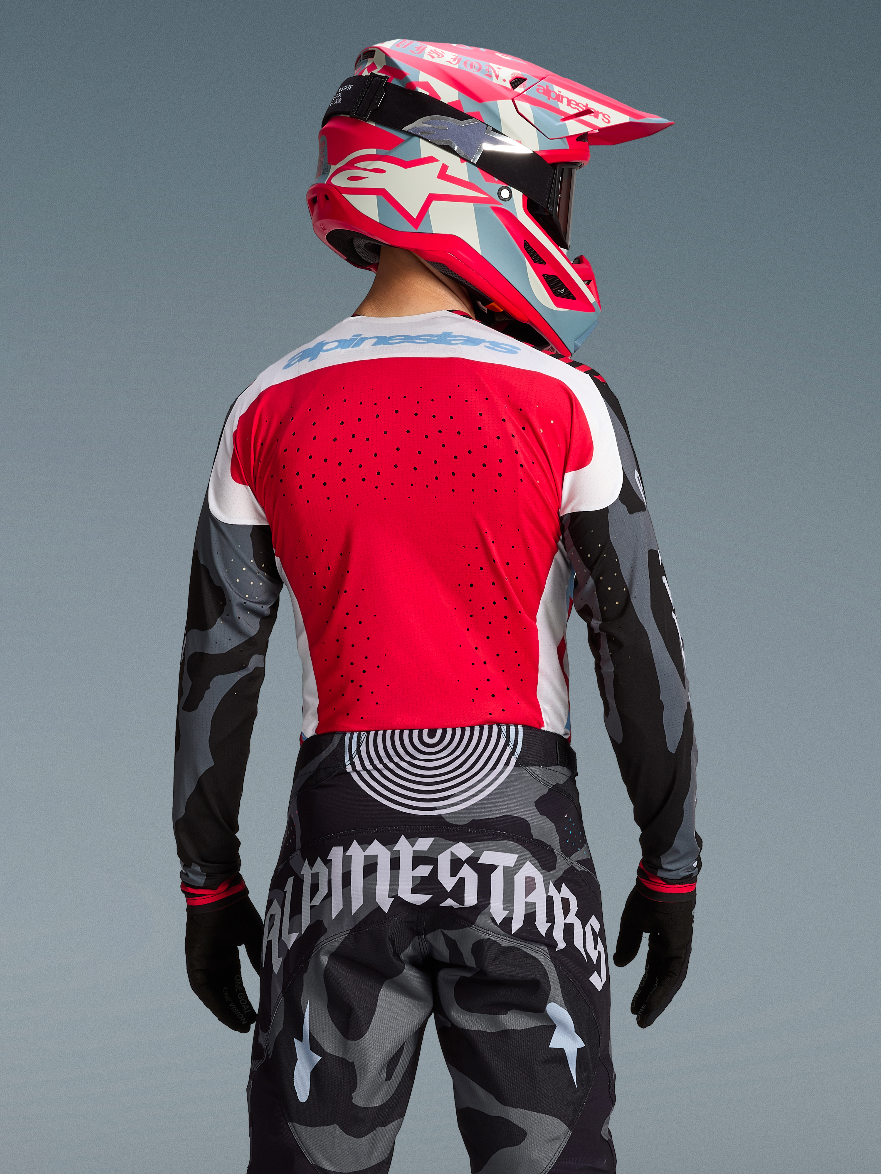 Jersey Techstar Beast Coast Edición Limitada, espalda roja perforada y mangas de camuflaje con casco a juego.