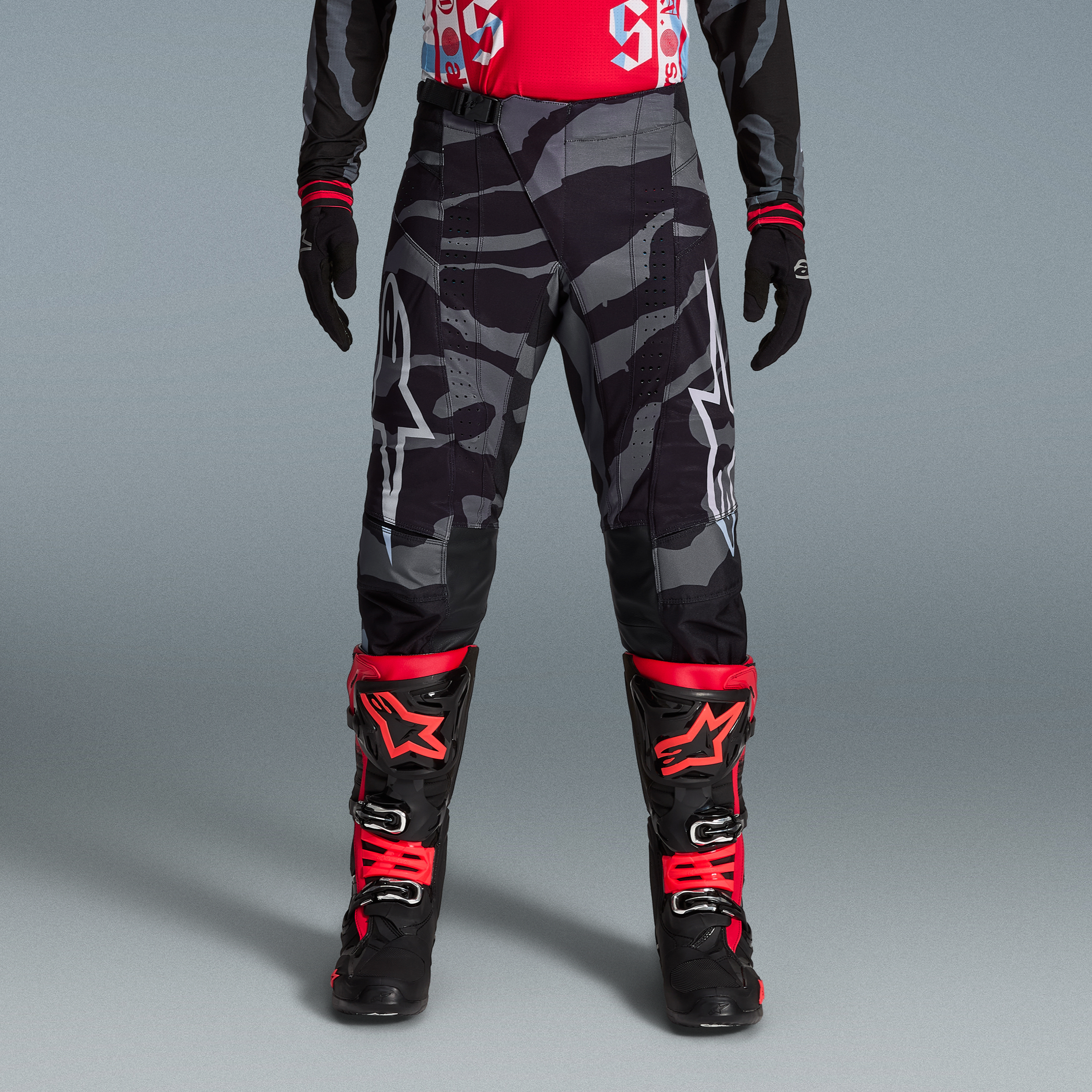 Pantalones Techstar Beast Coast de camuflaje gris y botas MX rojas y negras, conjunto de edición limitada Alpinestars.