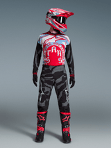 Conjunto Alpinestars Techstar Beast Coast Edición Limitada, jersey rojo y azul, pantalones de camuflaje y botas de motocross.