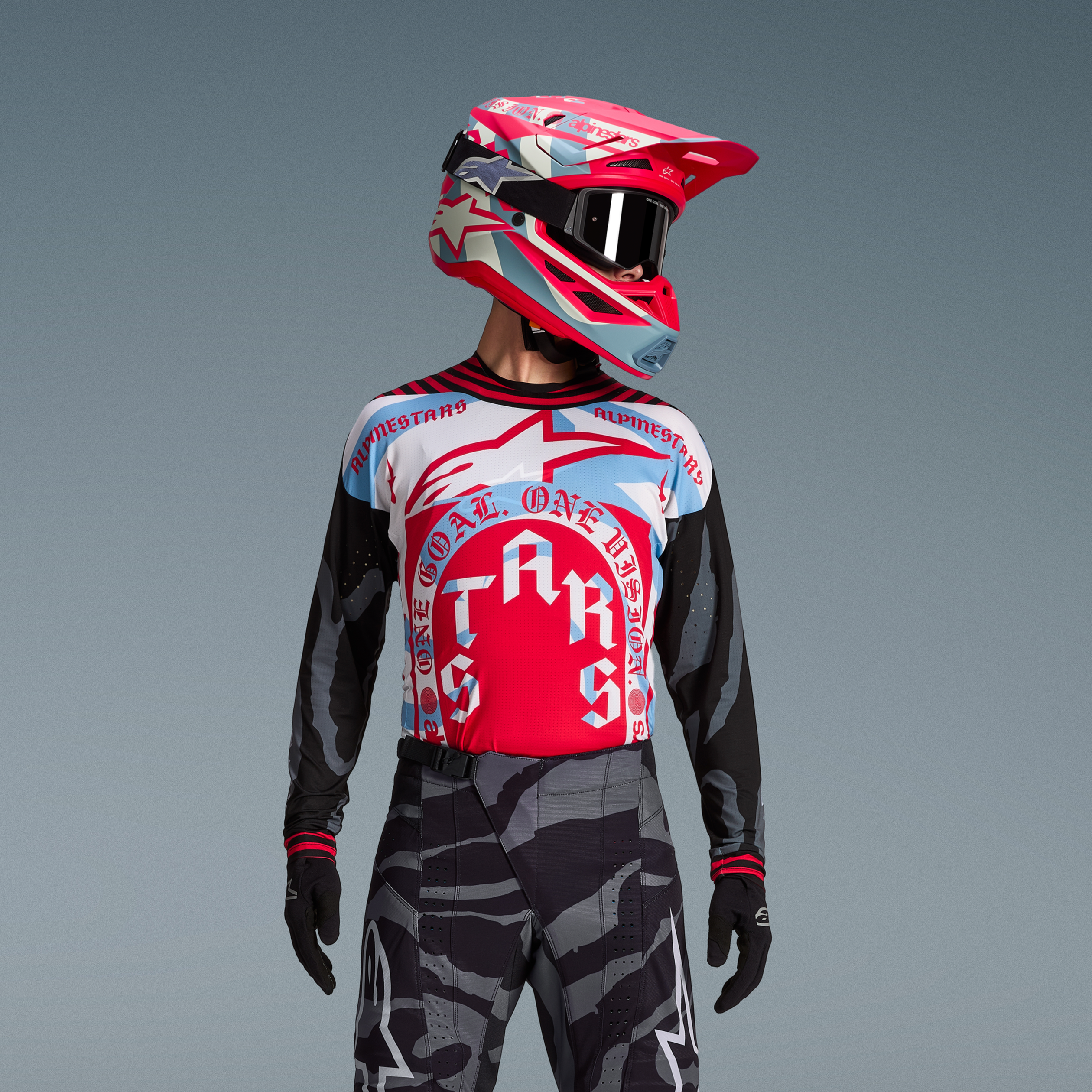 Conjunto Techstar Beast Coast, jersey rojo y azul, casco con gafas y pantalones negros de camuflaje para motocross.