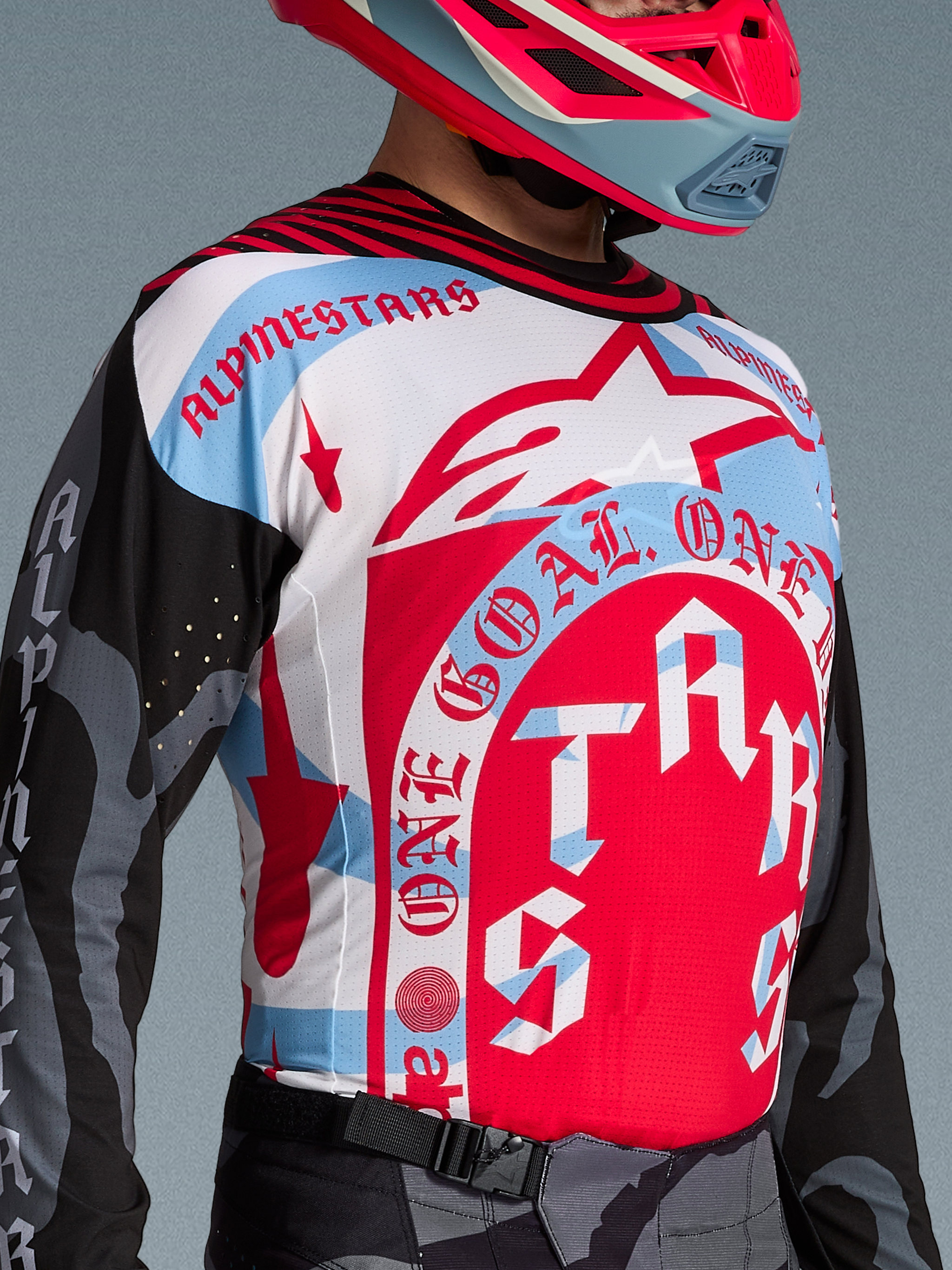 Jersey Techstar Beast Coast de Alpinestars, diseño tricolor rojo, azul y blanco con gráficos audaces para motocross.