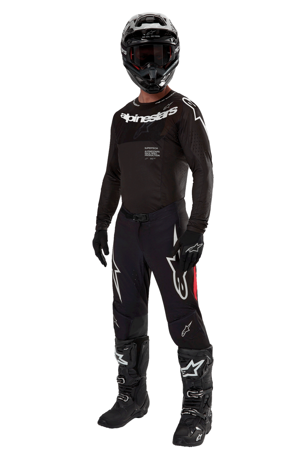 Piloto de motocross con equipamiento de competición completo, Jersey Supertech Ward 2024 en color Black Red Berry, jersey negro con logotipos de Alpinestars en blanco, pantalones negros con paneles laterales rojos y grandes logotipos Astars en blanco, casco, guantes y botas negros, conjunto coordinado de nivel profesional para carreras off-road