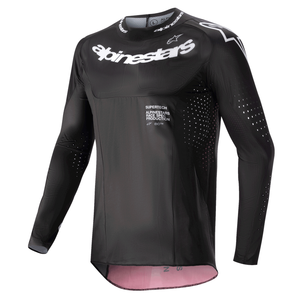 Alpinestars 2024 Supertech Ward Jersey, jersey de motocross, negro y rojo berry, con logotipos de Alpinestars blancos en el pecho y el cuello, perforaciones de ventilación cortadas con láser en las mangas y los costados, y un ajuste de carrera de alto rendimiento con detalles interiores en rojo baya.