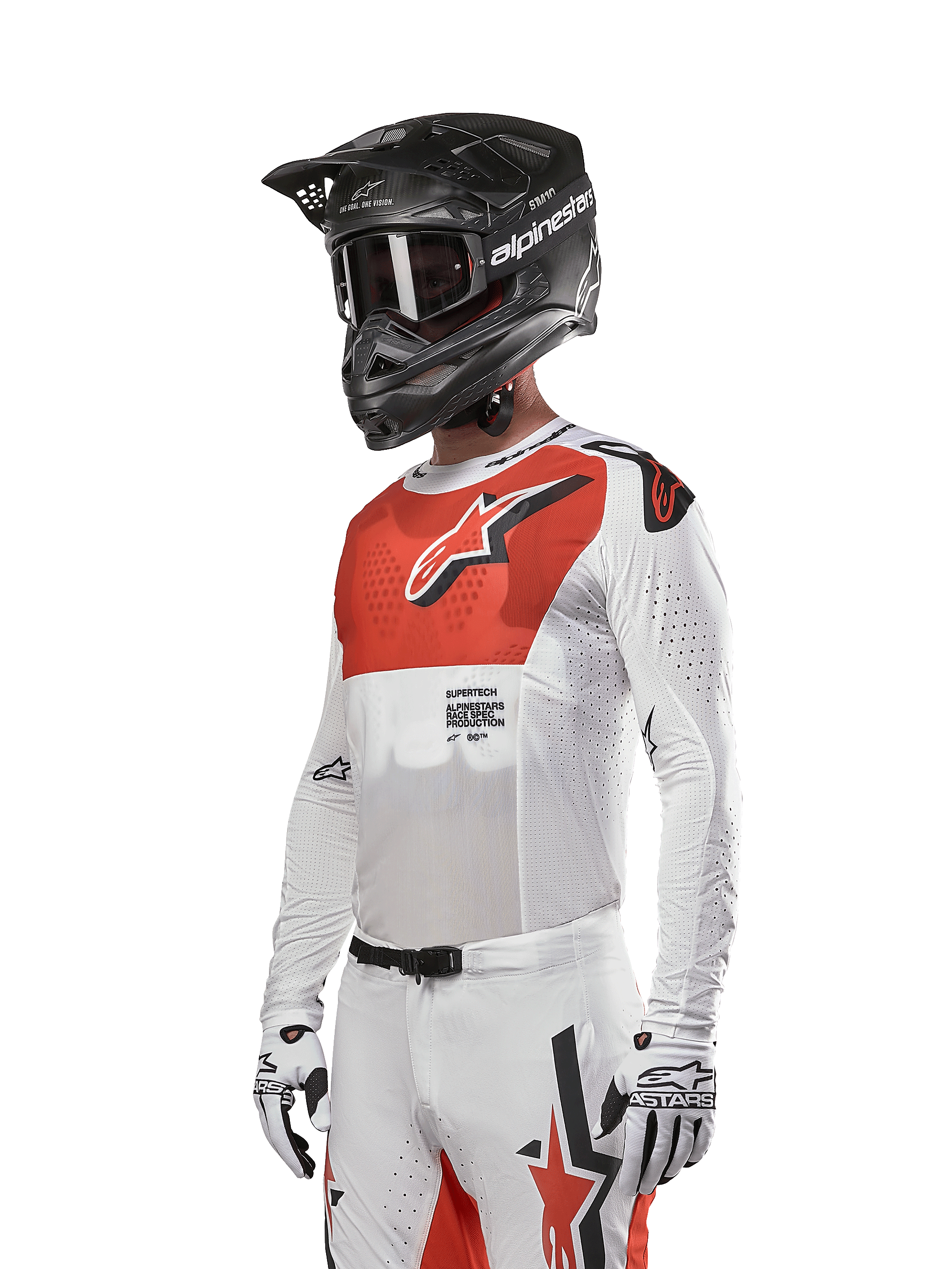 Alpinestars Supertech Ward Jersey 2024, jersey de motocross, blanco y naranja intenso, con panel rojo en el pecho y logo de estrella blanco, mangas largas con perforaciones cortadas con láser, usado con casco negro y guantes blancos, equipamiento de motocross con ajuste atlético de carrera