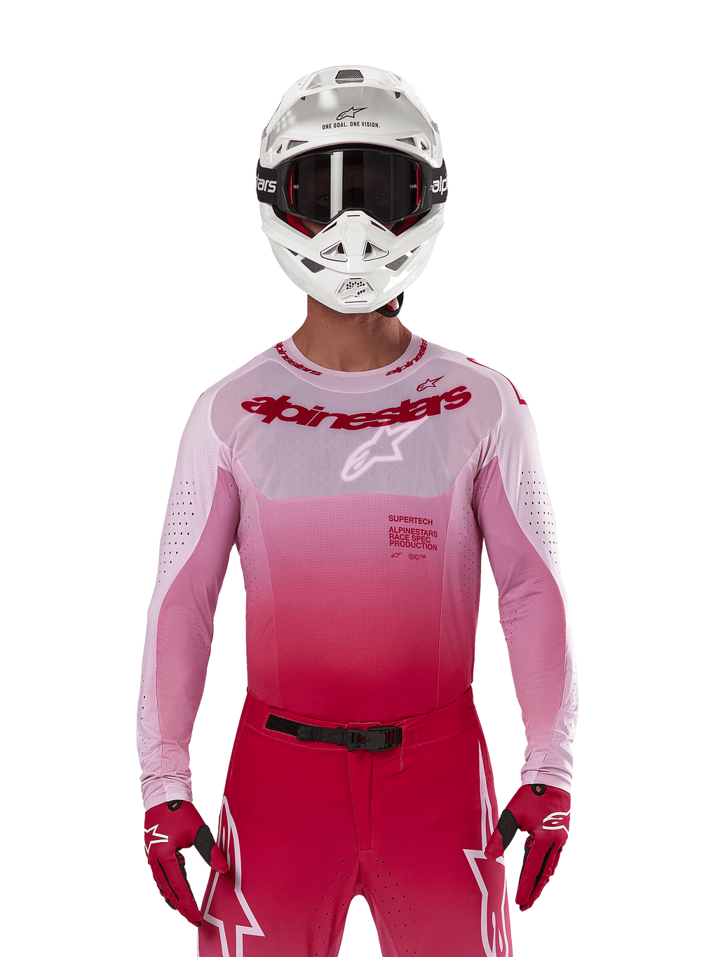 Piloto de motocross con el jersey Alpinestars 2024 Supertech Dade en Red Berry Lilac, pantalones a juego, casco blanco con gafas negras y guantes rojos, equipo de carreras profesional con tonos degradados en rosa y rojo