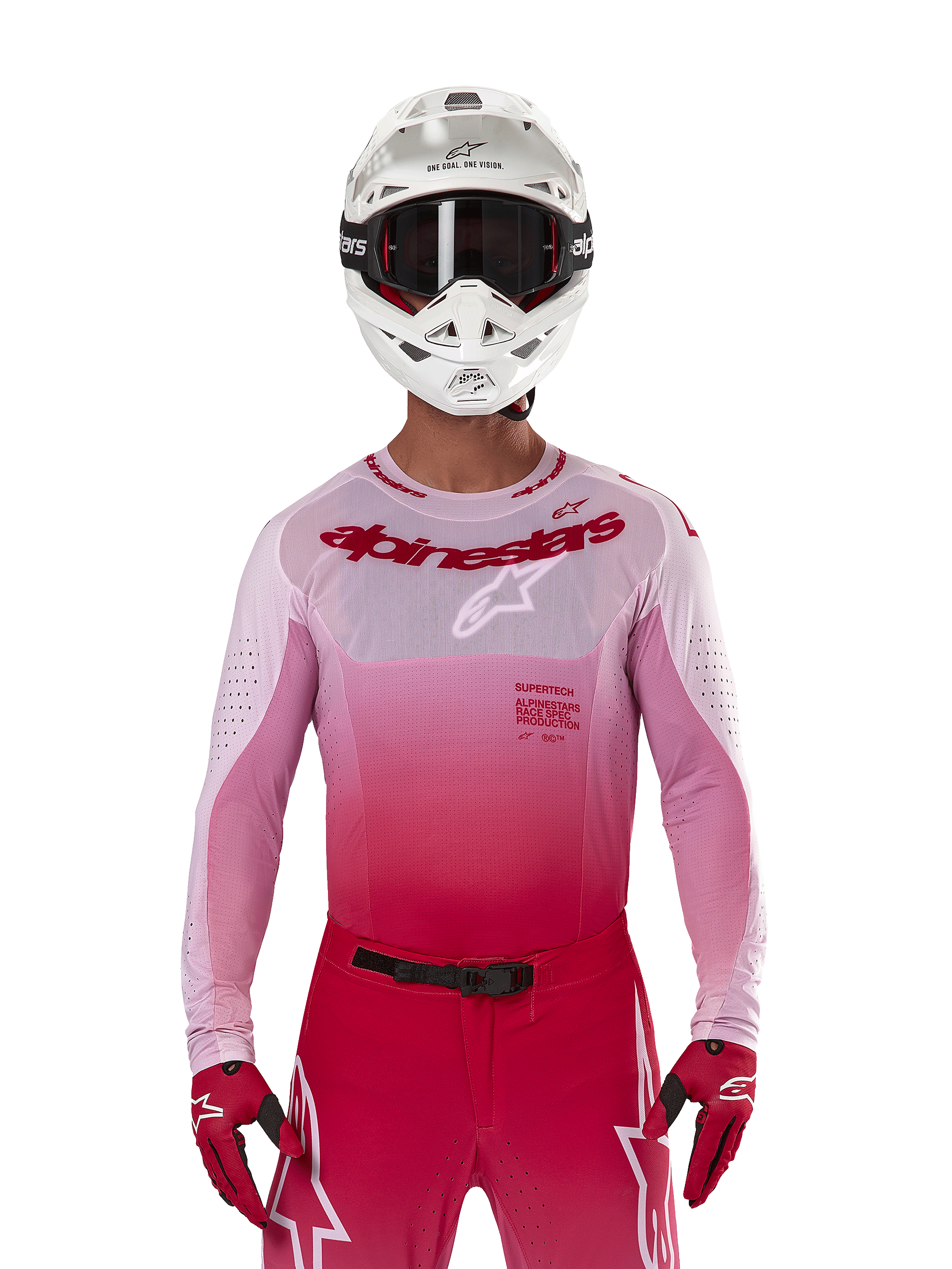 Piloto de motocross con el jersey Alpinestars 2024 Supertech Dade en Red Berry Lilac, pantalones a juego, casco blanco con gafas negras y guantes rojos, equipo de carreras profesional con tonos degradados en rosa y rojo