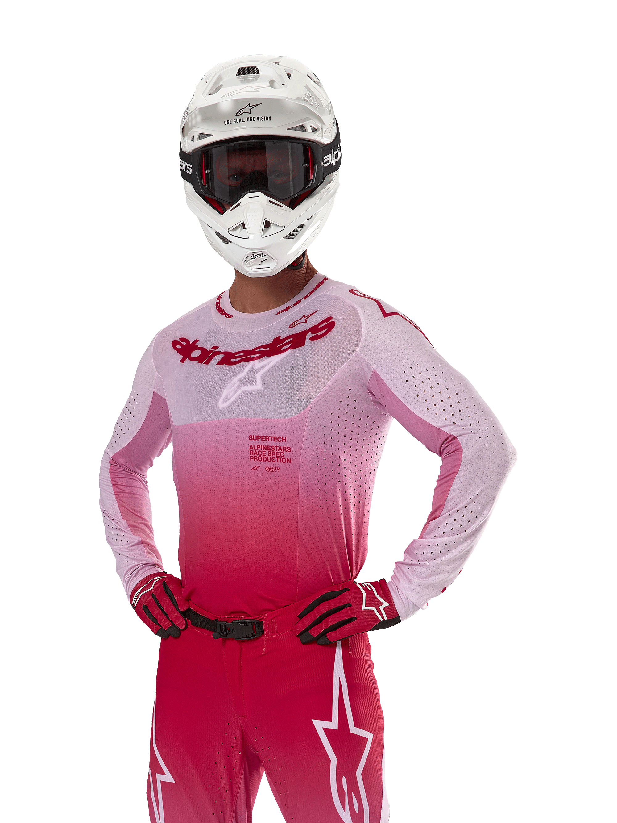 Alpinestars 2024 Supertech Dade Jersey, equipamiento para carreras de motocross, diseño con degradado en Red Berry Lilac, jersey de manga larga con perforaciones cortadas con láser, usado por un piloto con casco blanco y guantes y pantalones rojos a juego, kit de motocross profesional sobre fondo blanco