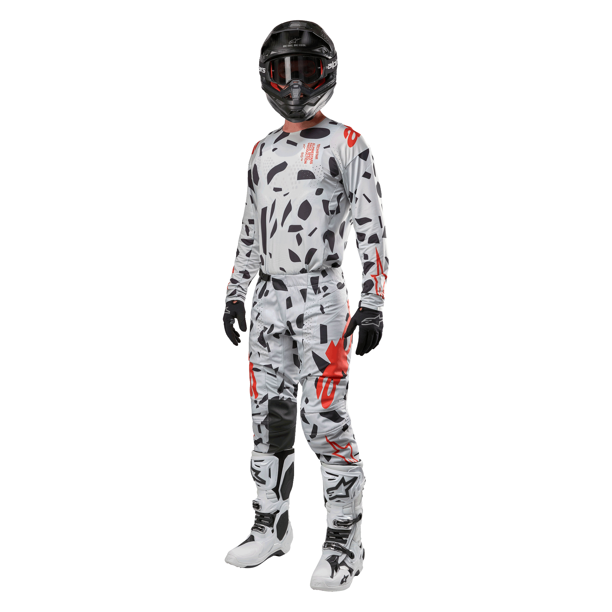 Piloto de motocross con el Alpinestars 2024 Techstar Rantera Jersey en Haze Gray Camo, pantalones a juego con detalles rojos y negros, casco y gafas negras, guantes negros y botas blancas y negras, equipamiento completo de motocross para rendimiento off-road