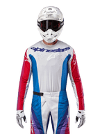Alpinestars 2024 Techstar Pneuma Jersey, jersey de motocross, azul, rojo Mars y blanco, vista frontal usado por un piloto con casco y guantes blancos, con perforaciones cortadas con láser en el pecho y logotipos llamativos, indumentaria deportiva de carreras para todoterreno