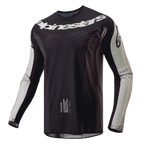 Alpinestars 2024 Techstar Pneuma Jersey, jersey de motocross, arena oscura y gris Iron Dust, cuerpo principal negro con paneles de las mangas en gris claro, logotipo de Alpinestars blanco en el pecho, perforaciones de ventilación cortadas con láser, equipamiento de alto rendimiento para conducción off-road
