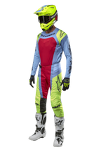 Alpinestars 2024 Techstar Ocuri, conjunto de jersey y equipamiento, piloto de motocross con kit en azul claro, amarillo flúor y rojo berry, incluye casco amarillo flúor, pantalones a juego y botas blancas, atuendo de carreras coordinado para competición fuera de carretera