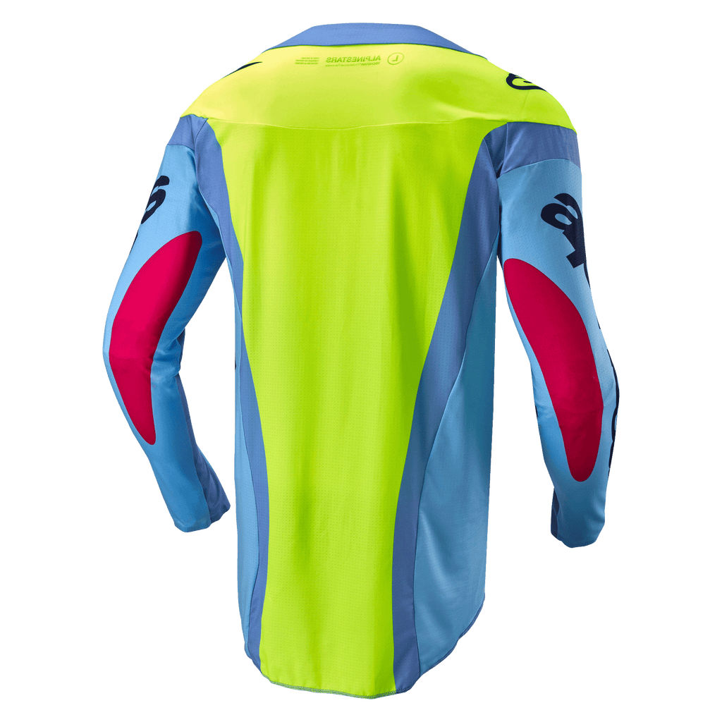 Alpinestars Techstar Ocuri Jersey 2024, jersey de motocross, azul claro, amarillo flúor y rojo baya, vista trasera con panel posterior amarillo neón brillante, mangas azul claro con detalles en rojo baya y ajuste atlético ergonómico para rendimiento todoterreno