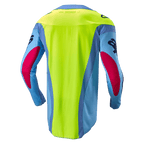 Alpinestars Techstar Ocuri Jersey 2024, jersey de motocross, azul claro, amarillo flúor y rojo baya, vista trasera con panel posterior amarillo neón brillante, mangas azul claro con detalles en rojo baya y ajuste atlético ergonómico para rendimiento todoterreno