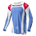 Alpinestars Techstar Ocuri Jersey 2024, jersey de motocross en azul claro, rojo Marte y blanco, con logotipo de Alpinestars negro en el pecho, hombros rojos con logotipos blancos y perforaciones cortadas con láser para ventilación