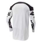 Alpinestars 2024 Racer Hana Jersey, jersey de motocross, blanco y negro, vista posterior con parte trasera alargada para mayor cobertura, paneles negros en los hombros y logotipos de texto negros en las mangas, tejido duradero que absorbe la humedad para rendimiento todoterreno