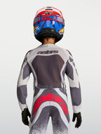 Jersey y pantalones Alpinestars Supertech Swan Juvenil, equipo de motocross gris y blanco con rojo flúor, vista trasera