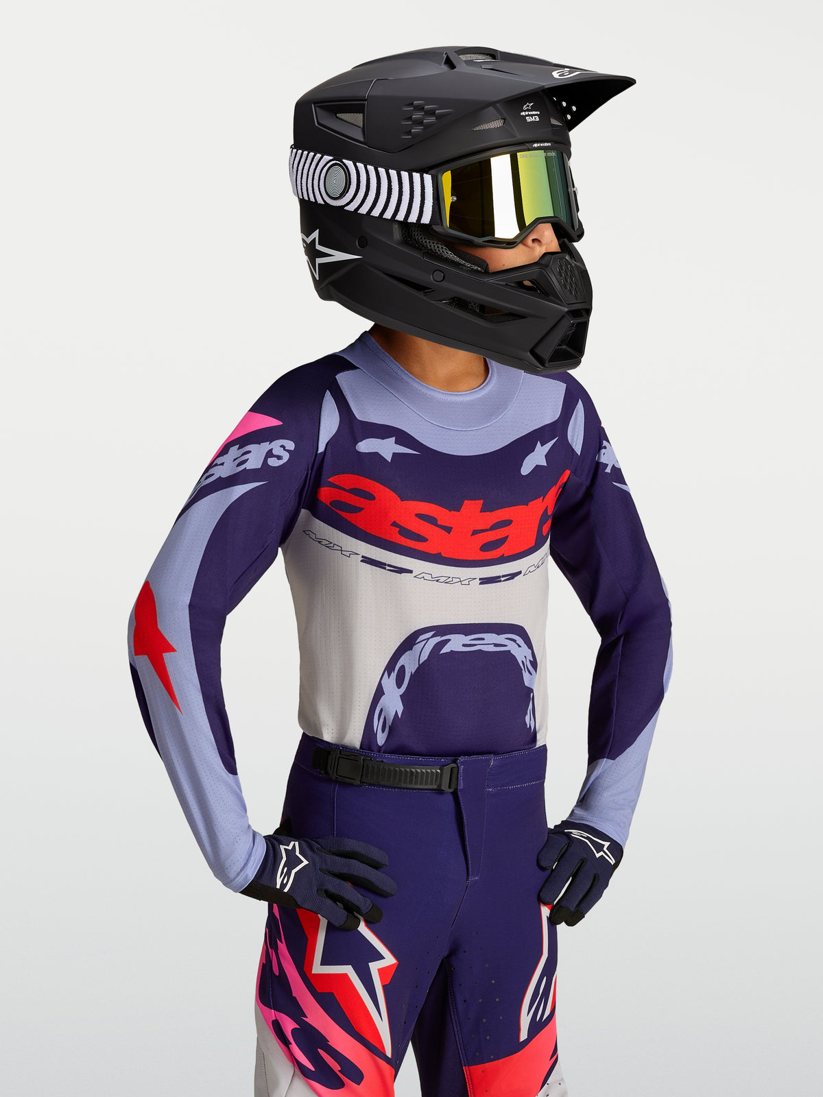 Jersey Alpinestars Supertech Dyna Juvenil, diseño ligero morado y rojo para motocross con ajuste atlético de competición.