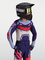 Jersey Alpinestars Supertech Dyna Juvenil, diseño ligero morado y rojo para motocross con ajuste atlético de competición.