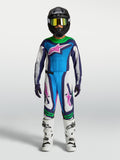 Alpinestars Supertech Maven Gear Set juvenil, conjunto de motocross azul y blanco con detalles verdes y rosa, en modelo.