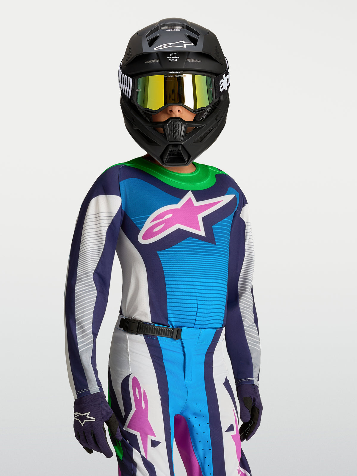Alpinestars jersey Supertech Maven juvenil, motocross, azul y blanco, malla elástica de ajuste atlético en un piloto joven.