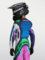 Jersey Supertech Maven Juvenil de Alpinestars, equipo de motocross azul y verde para jóvenes, vista trasera con casco.