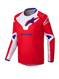 Alpinestars 2025 Youth Racer Veil Jersey, jersey de motocross juvenil, rojo con detalles en blanco y azul, tejido de manga larga que absorbe la humedad, logos grandes de Alpinestars en el pecho y hombros, cuello interior azul, ropa técnica de alto rendimiento para off-road