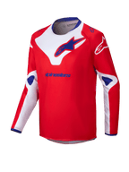 Alpinestars 2025 Youth Racer Veil Jersey, jersey de motocross juvenil, rojo con detalles en blanco y azul, tejido de manga larga que absorbe la humedad, logos grandes de Alpinestars en el pecho y hombros, cuello interior azul, ropa técnica de alto rendimiento para off-road