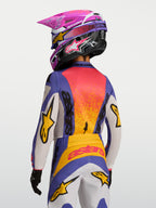 Alpinestars Jersey Fluid Drag Juvenil 2027, jersey de motocross morado y naranja, tejido transpirable, vista trasera en modelo