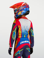 Alpinestars Jersey Fluid Drag Juvenil, jersey de motocross rojo y azul marino con gráficos amarillos, vista trasera en piloto