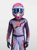 Alpinestars jersey Fluid Hunt juvenil 2027, jersey de motocross morado y rosa flúor, en modelo con casco de carreras y gafas