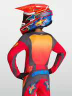 Jersey Fluid Hunt Juvenil de Alpinestars en rojo y gris, jersey de motocross transpirable con ajuste atlético relajado.