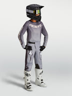 Alpinestars Youth Fluid Amber Gear Set, conjunto de motocross juvenil gris con botas blancas y casco negro