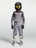 Alpinestars Jersey y Conjunto Fluid Amber Juvenil 2027, equipo de motocross gris y arena con casco negro y botas blancas