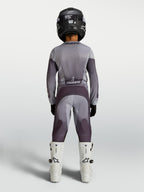 Alpinestars jersey Fluid Amber juvenil 2027 y conjunto de equipo de motocross, gris y morado, vista trasera sobre piloto juvenil