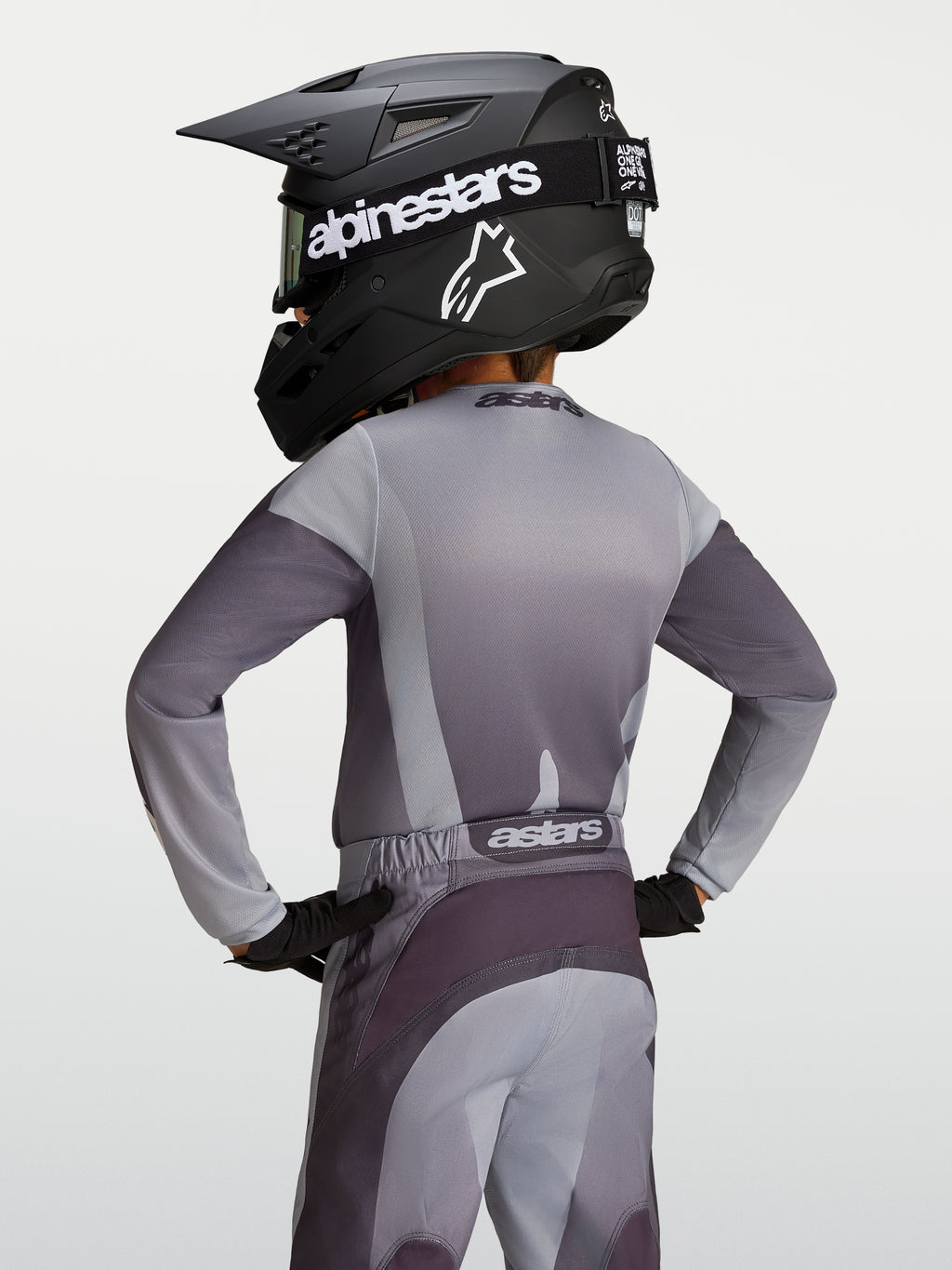Alpinestars Jersey Fluid Amber Juvenil, jersey de motocross, gris y arena, transpirable, vista trasera de joven piloto
