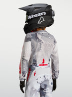 Alpinestars Jersey Fluid Lone Juvenil, jersey de motocross gris y rojo, vista posterior con ajuste ergonómico.