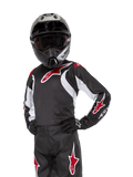 Alpinestars Youth 2024 Racer Lucent Jersey, jersey de motocross juvenil, negro, blanco y rojo, usado por un joven piloto con casco negro y pantalones a juego, con logotipos de estrellas rojas y detalles gráficos blancos, equipamiento off-road de alto rendimiento para carreras de motocross