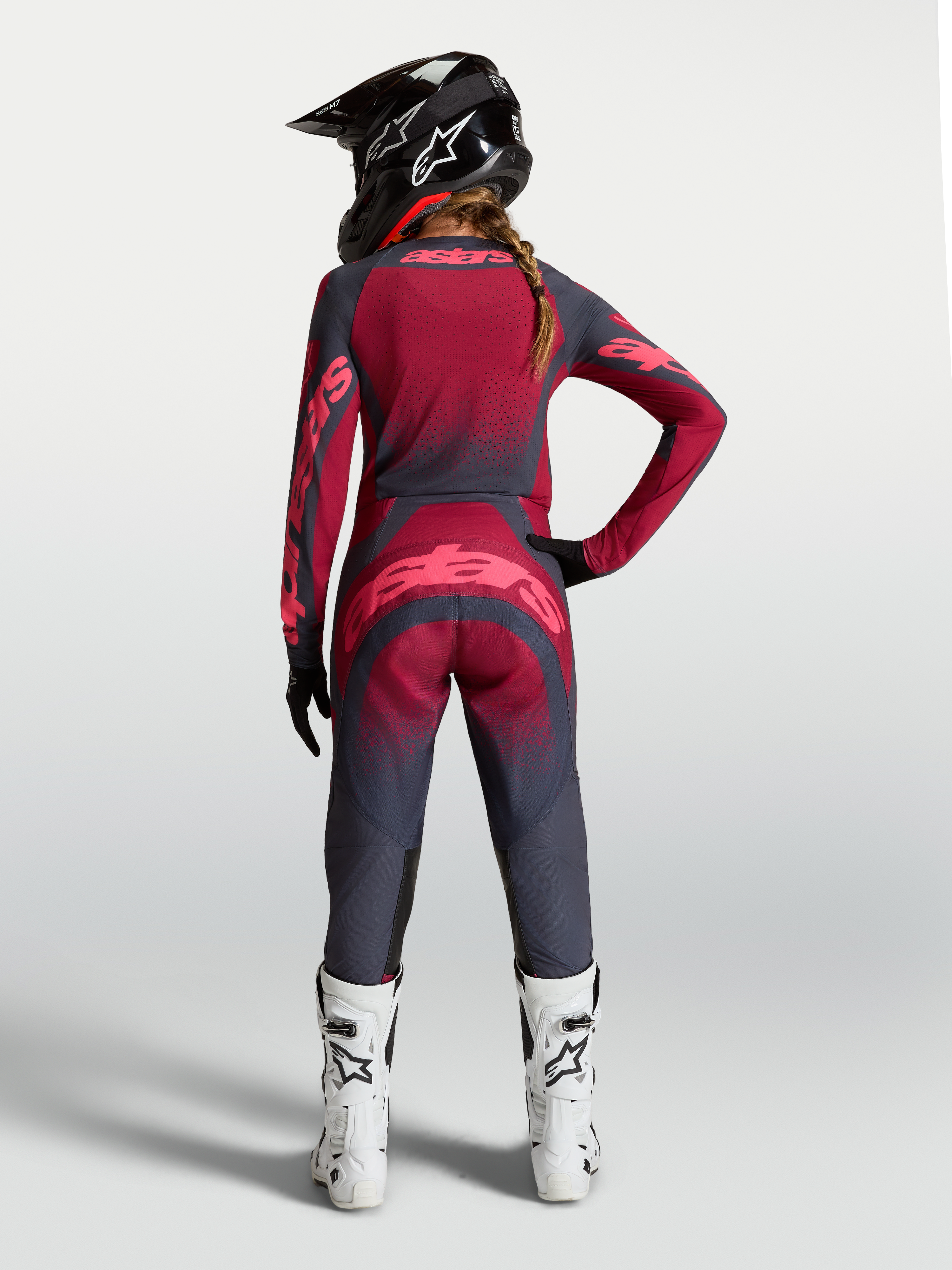Alpinestars Stella Techstar Swan gear set y pantalones, equipo de motocross para mujer, gris oscuro y rojo, vista trasera.