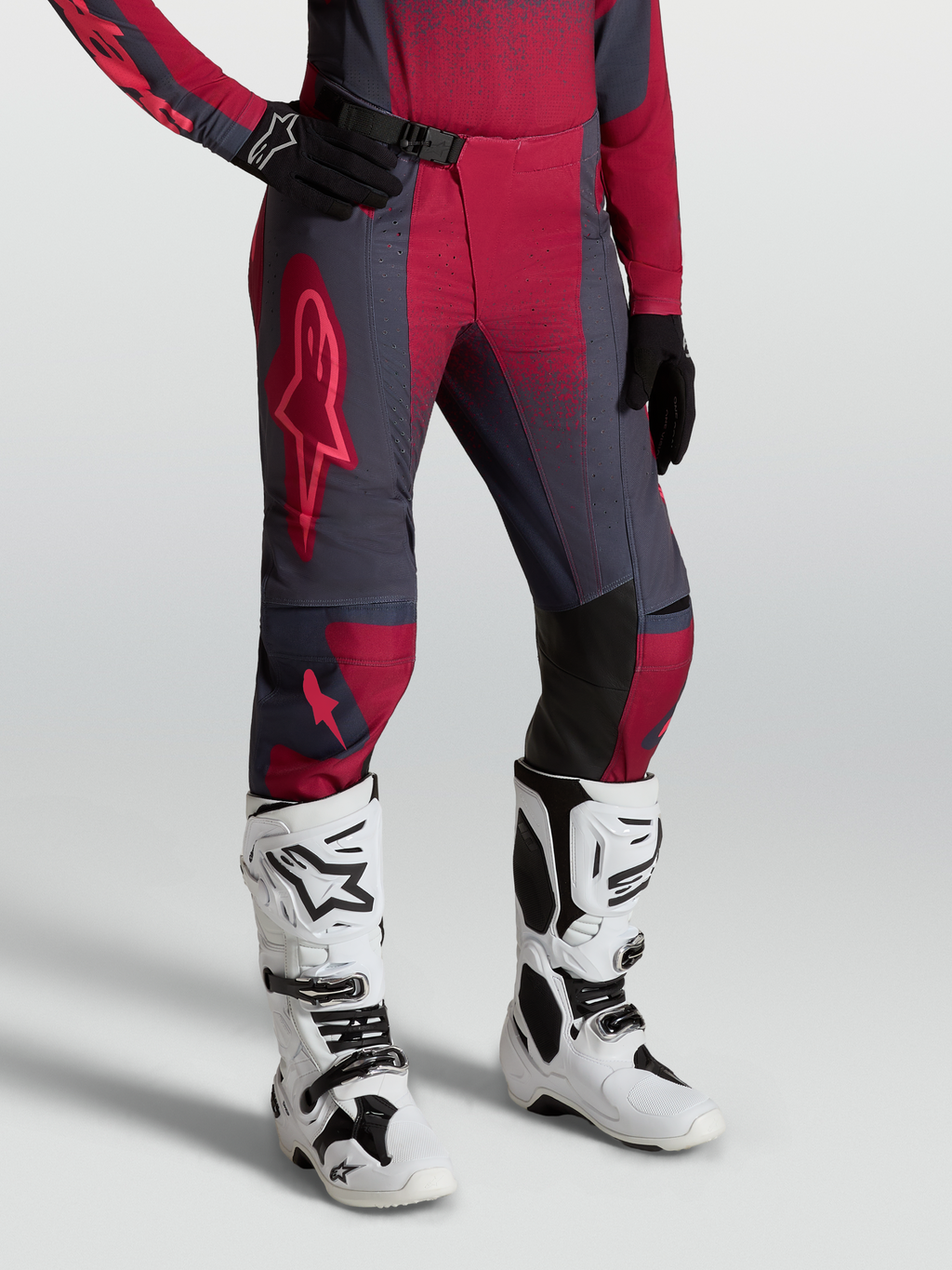 Alpinestars Stella Techstar Swan, pantalones de motocross para mujer, carmesí y gris oscuro con botas Tech 10 blancas