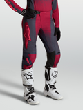 Alpinestars Stella Techstar Swan, pantalones de motocross para mujer, carmesí y gris oscuro con botas Tech 10 blancas