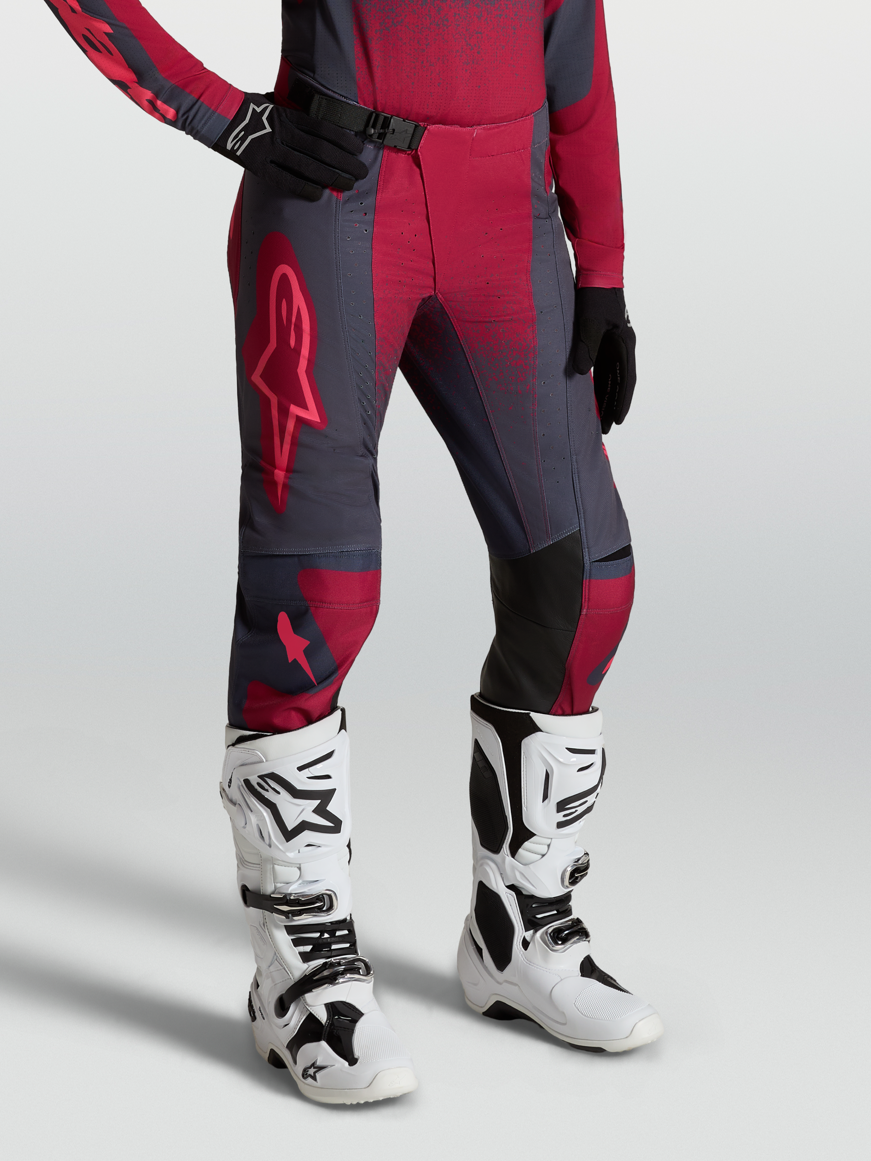 Alpinestars Stella Techstar Swan, pantalones de motocross para mujer, carmesí y gris oscuro con botas Tech 10 blancas
