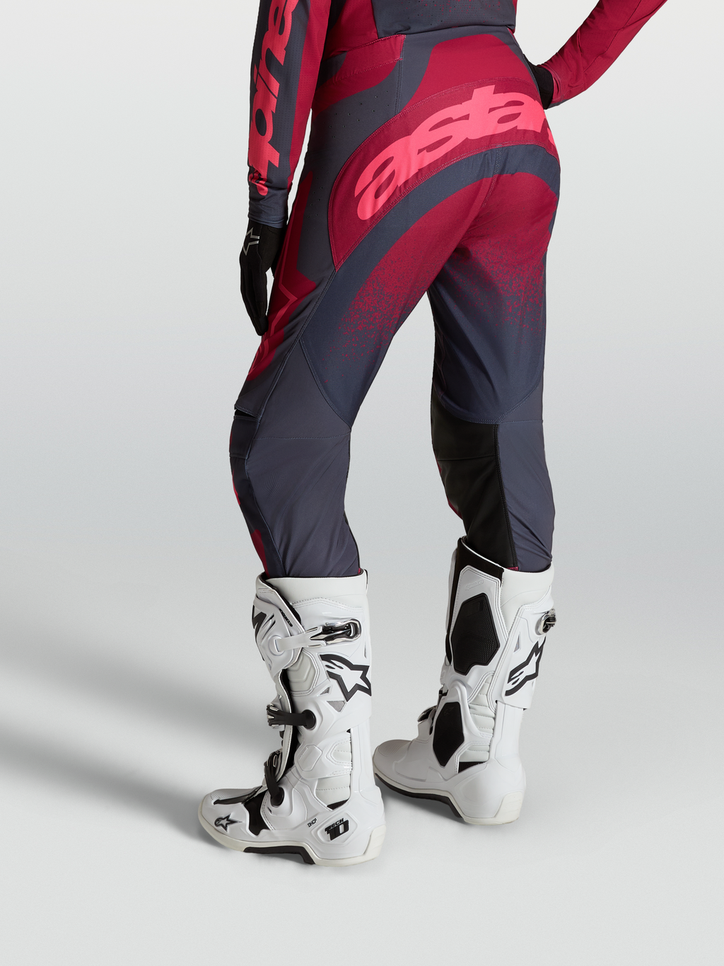 Pantalones Stella Techstar Swan, pantalones de motocross para mujer, rojo carmesí y gris oscuro, con botas blancas Tech 10