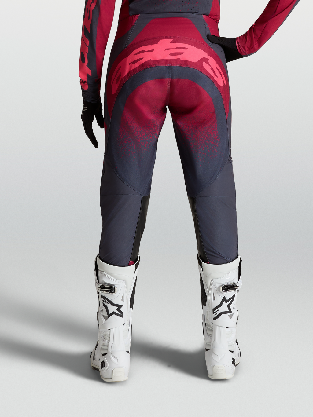 Pantalones Stella Techstar Swan, equipo de motocross para mujer en carmesí y gris oscuro, construcción reforzada de poliéster 600D, vista trasera con botas de carreras blancas