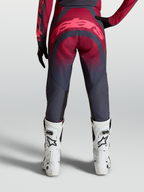 Pantalones Stella Techstar Swan, equipo de motocross para mujer en carmesí y gris oscuro, construcción reforzada de poliéster 600D, vista trasera con botas de carreras blancas