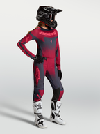 Alpinestars Stella Techstar Swan, jersey de motocross para mujer, rojo carmesí y gris oscuro, mostrado en modelo.