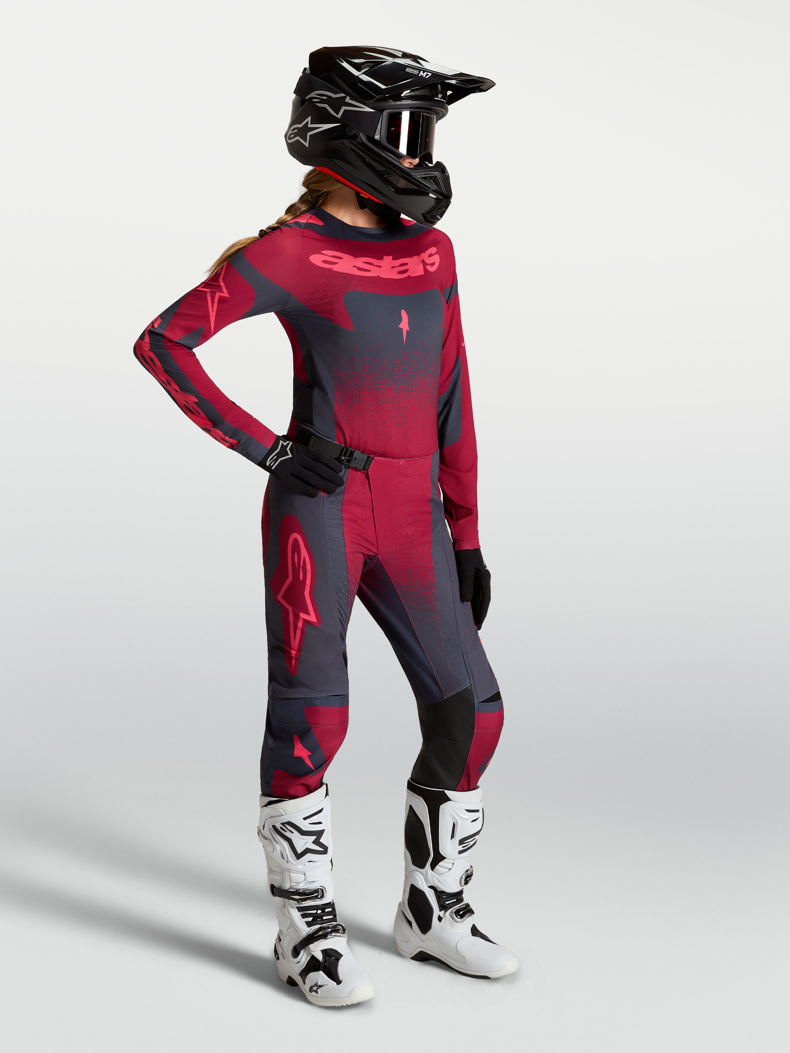Alpinestars Stella Techstar Swan, jersey de motocross para mujer, rojo carmesí y gris oscuro, mostrado en modelo.